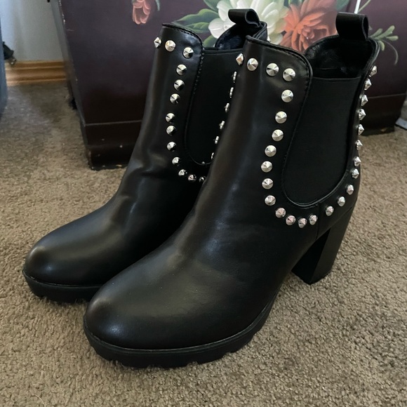 Size 9 stud boots - Picture 1 of 5